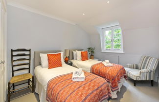 Photo 3 - Stunning Bayswater Apartment Near Hyde Park by Underthedoormat