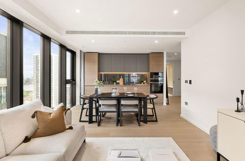 Photo 11 - Stylish two Bedroom Apartment With River Views in Docklands