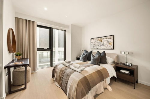 Photo 7 - Stylish two Bedroom Apartment With River Views in Docklands