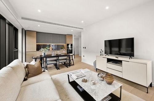 Photo 13 - Stylish two Bedroom Apartment With River Views in Docklands