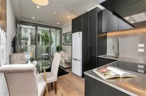 Foto 4 - Stylish 1 Bedroom With Office Area Plus Parking