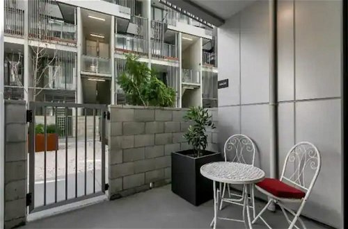 Foto 6 - Stylish 1 Bedroom With Office Area Plus Parking