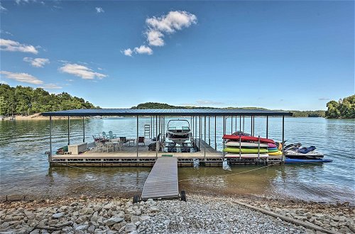 Foto 17 - Renovated Lakeside Home w/ Private Boat Dock