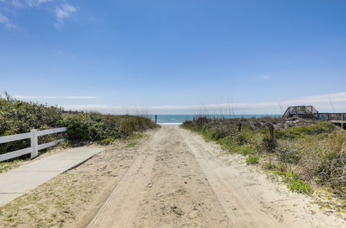 Foto 16 - Emerald Isle Vacation Home: Walk to Beach