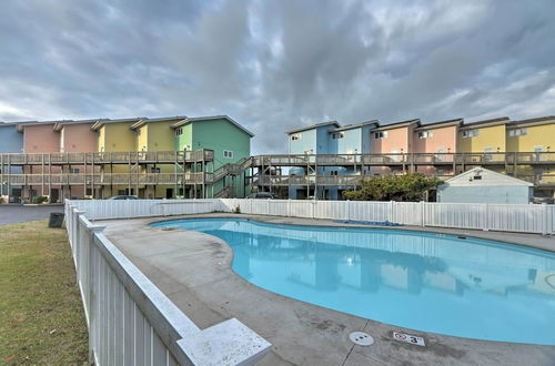 Foto 24 - Bright Emerald Isle Condo w/ Private Beach Access