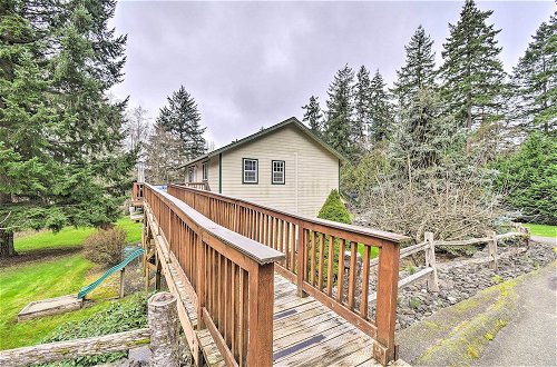 Photo 12 - Central 4-acre Cottage w/ Deck: Walk to Bay