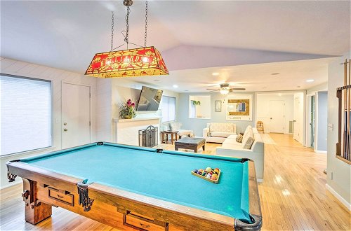Foto 6 - Lovely Manorwood Home w/ Private Indoor Pool