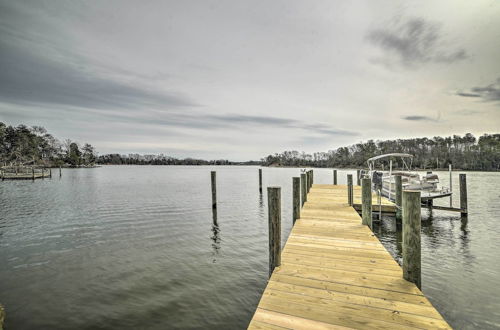 Foto 21 - Waterfront Cottage w/ Fishing Dock & Fireplace