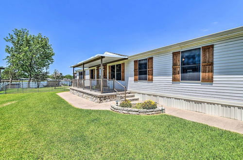 Foto 13 - Lakefront Granbury Home, Boat Dock On-site