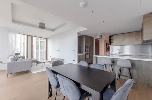 Photo 33 - Luxurious 3BD Flat by the River Thames - Vauxhall