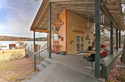 Foto 17 - Lakeside Pleasure Island Cabin w/ Deck & Gas Grill