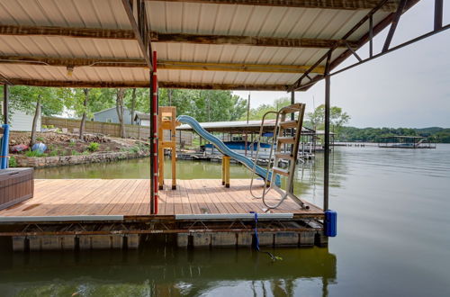 Foto 11 - Lake of the Ozarks Home w/ Private Deck & Dock