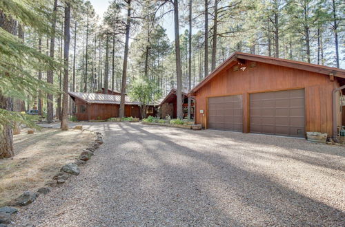 Foto 18 - Pinetop Cabin w/ 2 Fireplaces & Hot Tub