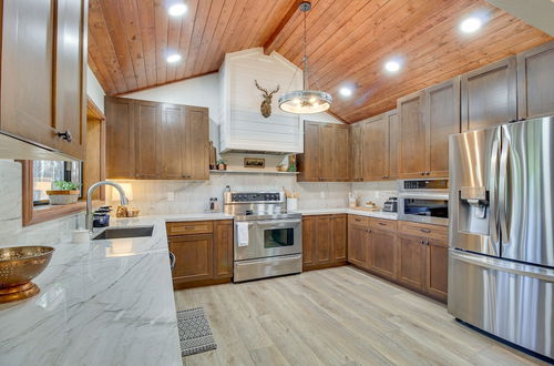 Photo 15 - Pinetop Cabin w/ 2 Fireplaces & Hot Tub