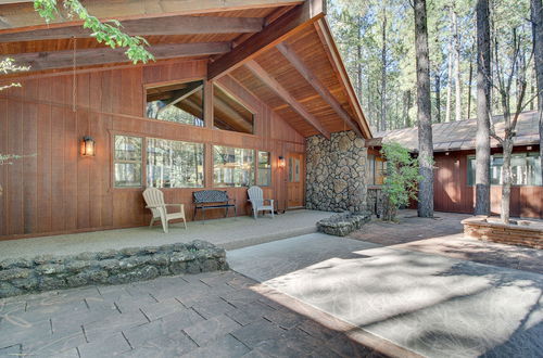 Foto 14 - Pinetop Cabin w/ 2 Fireplaces & Hot Tub