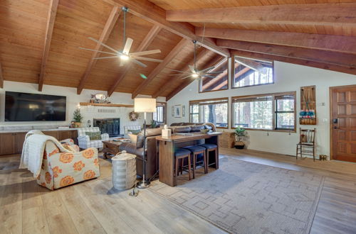 Photo 27 - Pinetop Cabin w/ 2 Fireplaces & Hot Tub