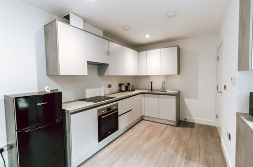 Photo 6 - Stunning 1-bed Apartment in Purley