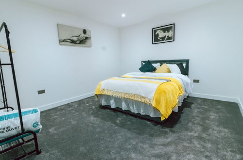 Photo 2 - Stunning 1-bed Apartment in Purley
