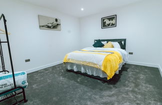 Photo 2 - Stunning 1-bed Apartment in Purley