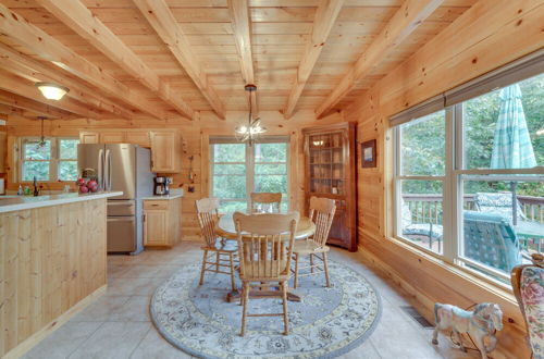 Foto 7 - Cozy North Carolina Cabin - Deck, Grill & Fire Pit