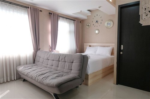 Foto 7 - Spacious Studio With Extra Room At Grand Asia Afrika Apartment