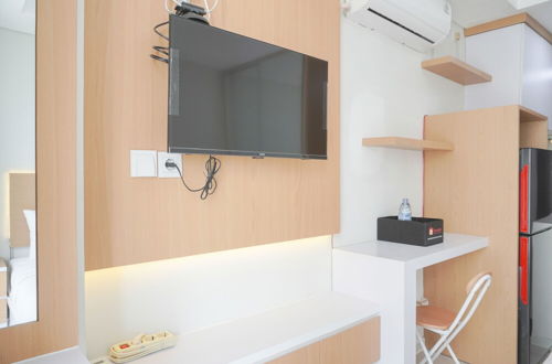 Photo 4 - Minimalist And Homey Studio At Daan Mogot City Apartment