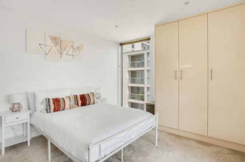 Photo 2 - Panoramic London: 3-bed City Oasis