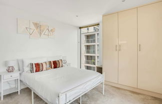 Photo 2 - Panoramic London: 3-bed City Oasis