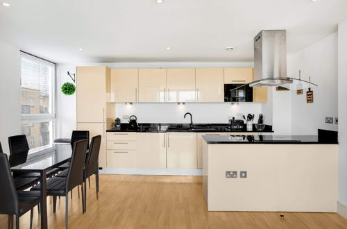 Photo 8 - Panoramic London: 3-bed City Oasis