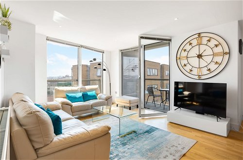 Photo 15 - Panoramic London: 3-bed City Oasis