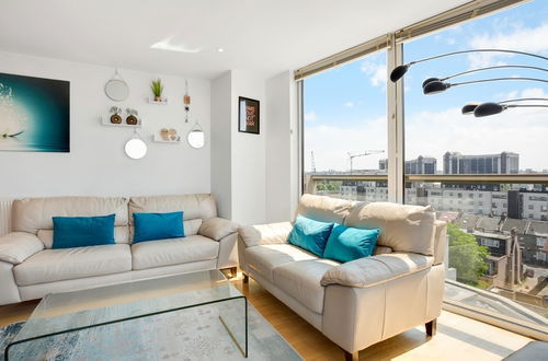 Photo 13 - Panoramic London: 3-bed City Oasis