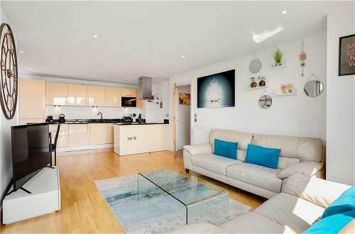 Photo 11 - Panoramic London: 3-bed City Oasis