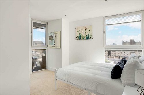 Photo 1 - Panoramic London: 3-bed City Oasis