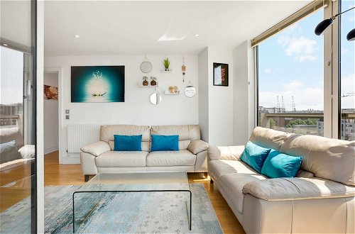 Photo 14 - Panoramic London: 3-bed City Oasis