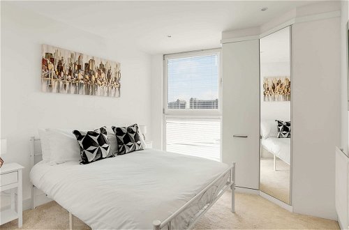 Photo 3 - Panoramic London: 3-bed City Oasis