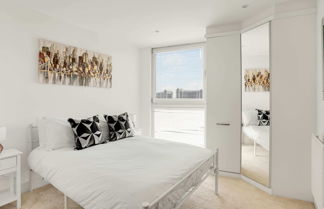 Photo 3 - Panoramic London: 3-bed City Oasis