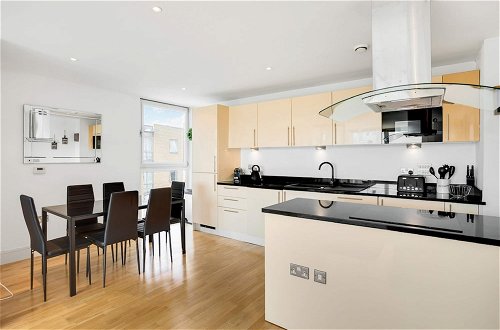 Photo 9 - Panoramic London: 3-bed City Oasis