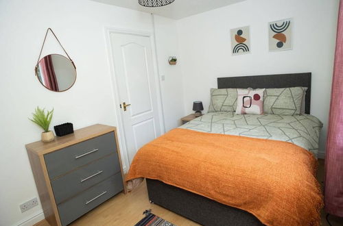 Photo 5 - Spacious and Cozy 2-bedroom In Haydock