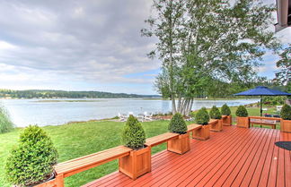 Foto 1 - Waterfront Allyn Home With Fire Pit + Backyard