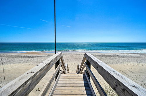 Foto 8 - Surf City House ~ 400 Ft Walk to Beach w/ Decks