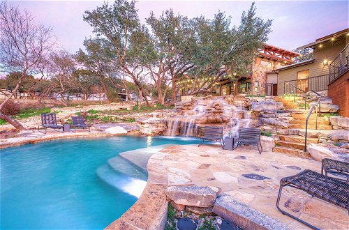 Foto 27 - Luxury Hill Country Villa With Pool-hot Tub-views