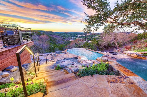 Foto 1 - Luxury Hill Country Villa With Pool-hot Tub-views