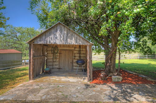 Foto 26 - Historic Log Cabin Retreat Near Town on 5 Acres