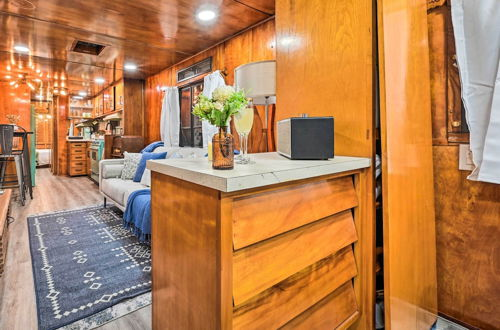 Foto 8 - Charming Tiny Home w/ Private Hot Tub