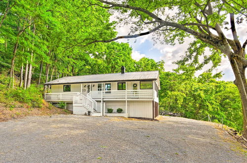 Foto 27 - Stylish Franklin Cabin on 6 Private Acres