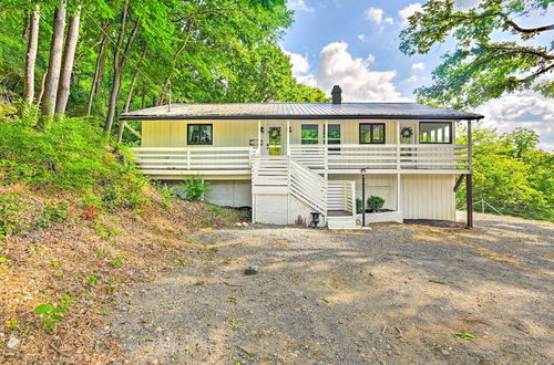 Photo 12 - Stylish Franklin Cabin on 6 Private Acres