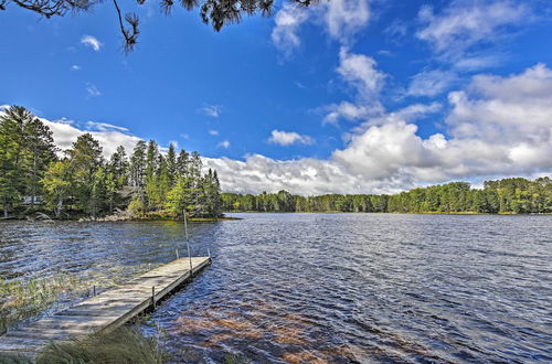 Foto 9 - Lakefront Family Getaway w/ Private Deck & Dock