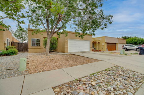 Photo 3 - Comfy Albuquerque Townhome < 6 Mi to Downtown