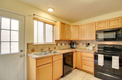 Photo 19 - Comfy Albuquerque Townhome < 6 Mi to Downtown