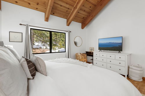 Photo 16 - Bright & Modern Cabin Luxury Home in Carnelian Bay